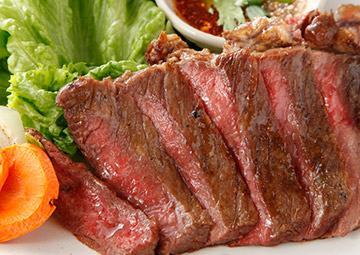 ヌァヤーン／牛肉のレアステーキ